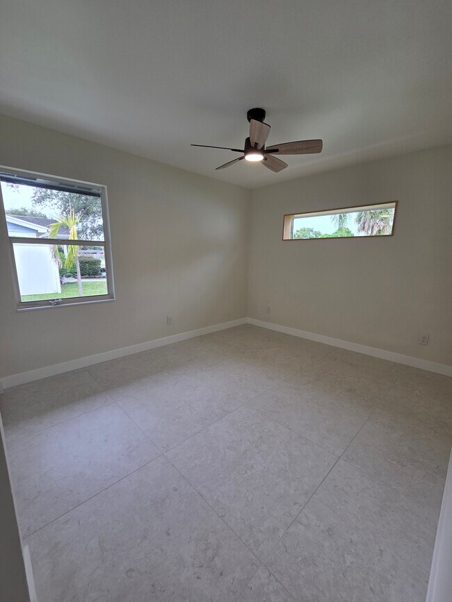 Building Photo - 945 Brookview Ln