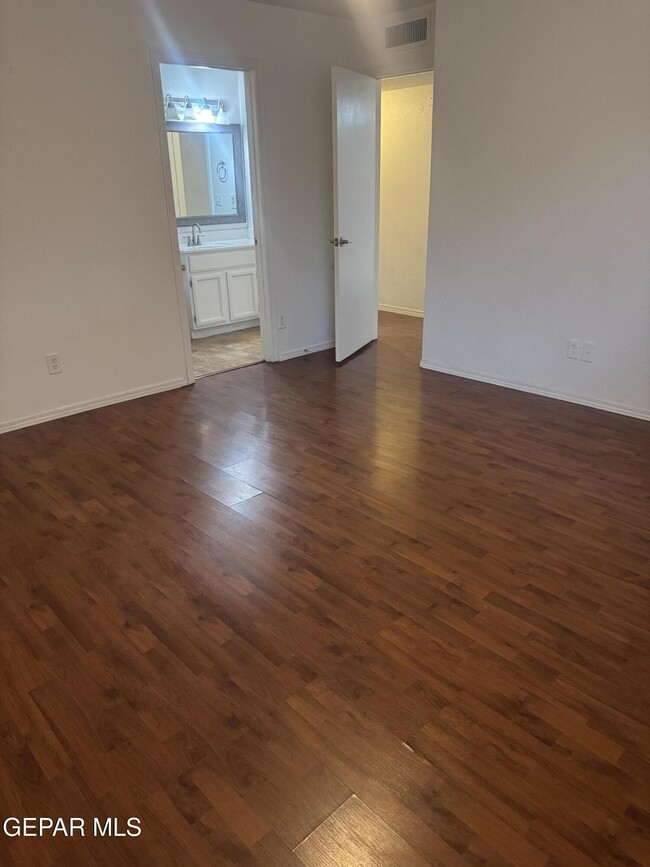 Building Photo - 3033 Tierra Humeda Dr