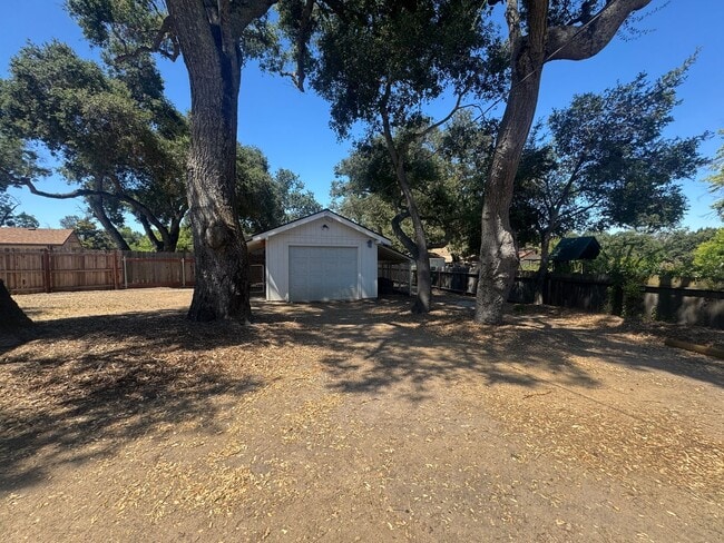 Building Photo - 3 Bedroom, 2 Bath Home for Lease