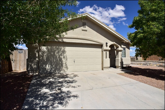 Building Photo - 14325 Island Point Dr