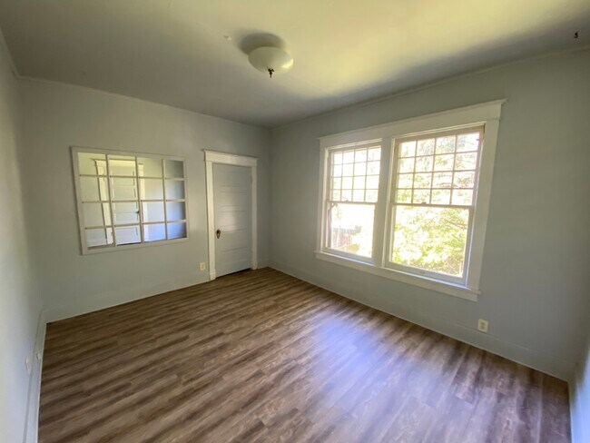 Building Photo - 1510 N Walnut St