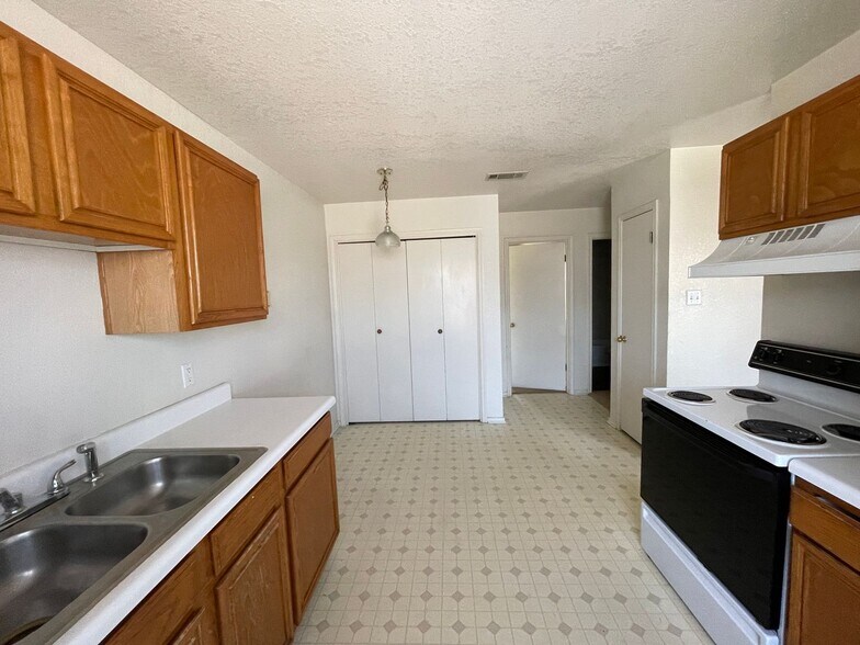 Building Photo - 1801 Cedarhill Dr