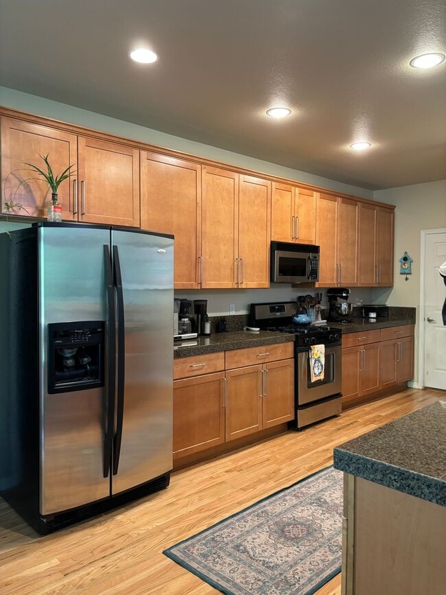 Building Photo - Gorgeous River Canyon Community Home!