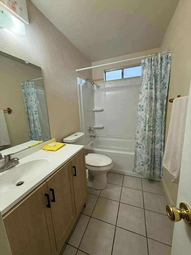 Building Photo - 1725 S Sacramento St