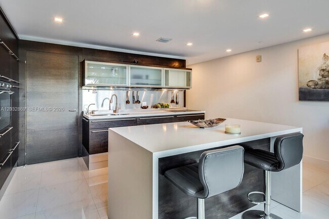 Building Photo - 6000 Collins Ave