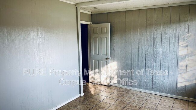 Building Photo - 2810 Carver Dr