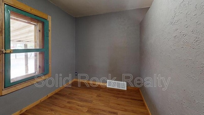 Building Photo - 806 E Mesa Ave