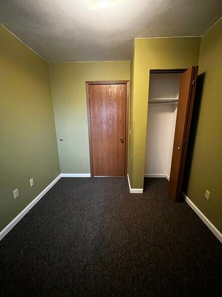 Building Photo - 817 N Rogers Ave