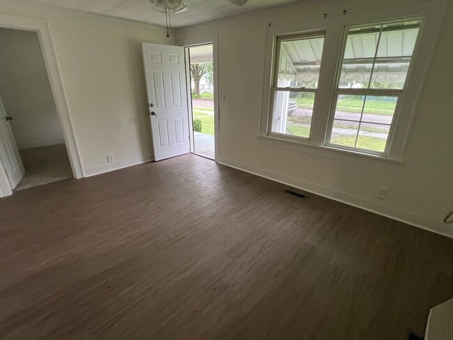 Building Photo - Recently renovated 2 bedrooms 1 bath