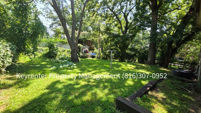 Building Photo - 2 Bed 1 Bath ready to rent! $1100