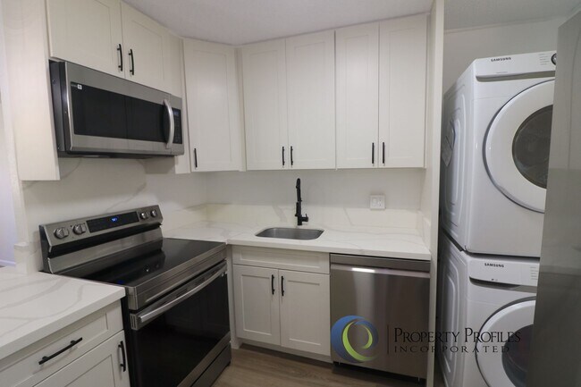 Building Photo - Ground Floor 1 bedroom 1 bath with 2 lanai...