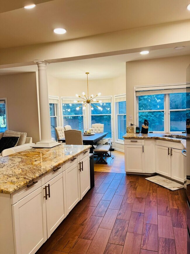 Building Photo - Beautiful and Spacious 3BD + Den
