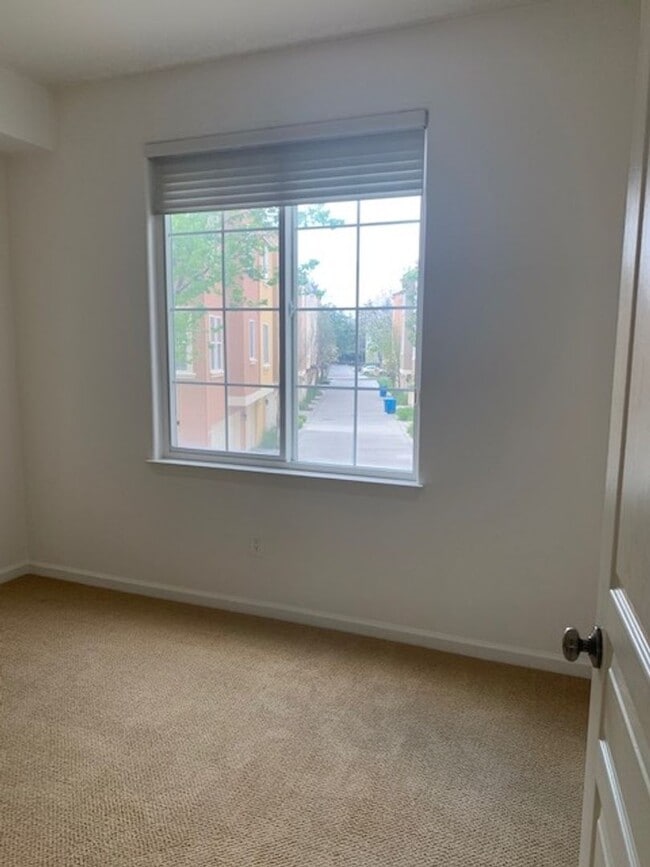 Building Photo - GORGEOUS MODERN 3BR 3BA TOWNHOUSE IN BEAUT...