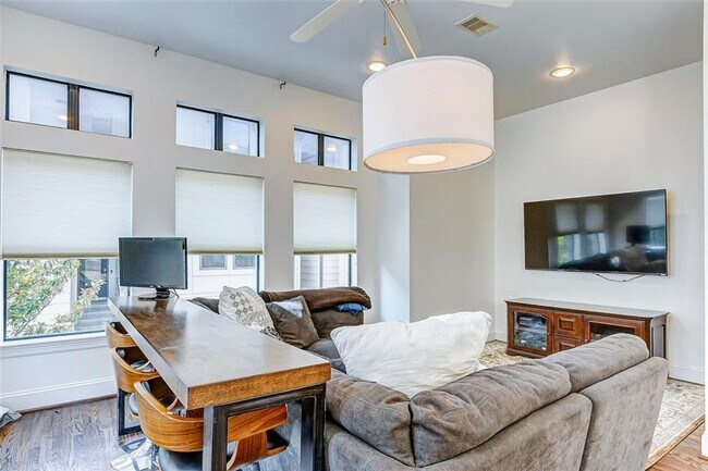 Building Photo - Bright and spacious townhome with a beautiful rooftop terrace to relax.