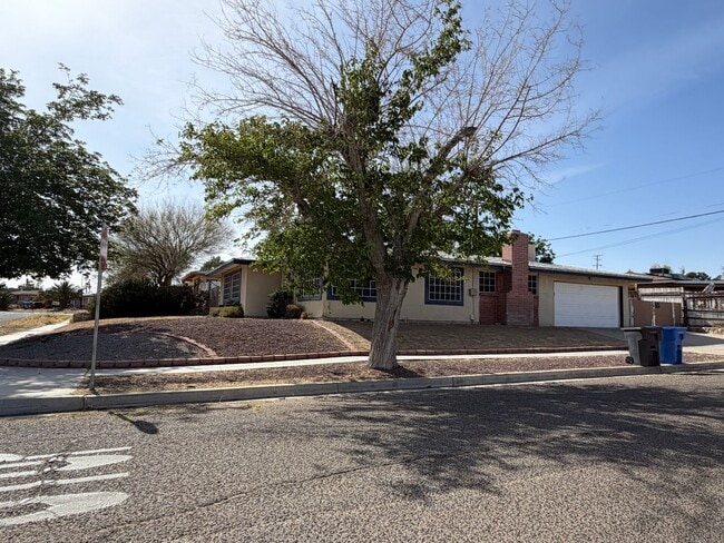 Building Photo - 3 Bedroom 2 Bathroom House on Corner Lot with 2 Car Garage Locate din Irwin Estates