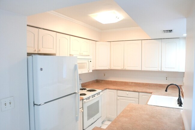 Building Photo - 2112 S Cypress Bend Dr