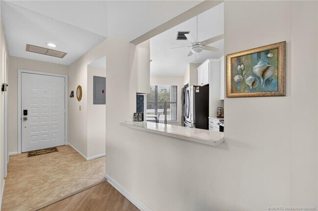 Building Photo - 6110 SE Martinique Dr