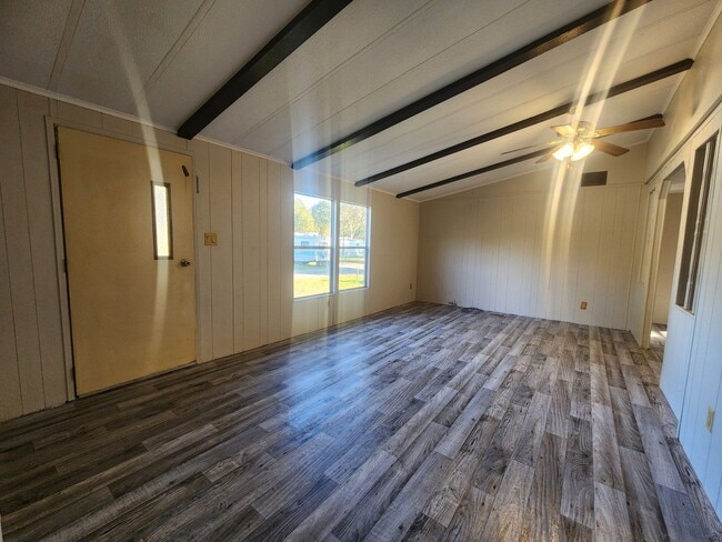 Building Photo - 2br - 2 Bed 2 Bath w/ screened porch and FULLY FENCED Backyard!