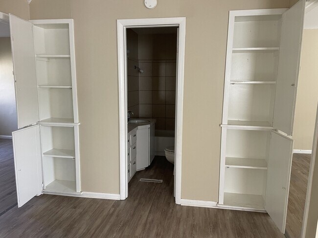 Building Photo - 497 S Wood Ave