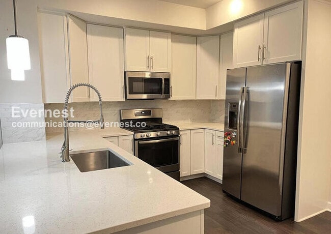 Building Photo - 3 Bed/2.5 Bath Townhome with Garage / Pet-Friendly / Available Soon!