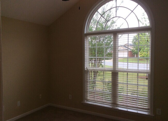 Building Photo - 6078 White Pine Dr