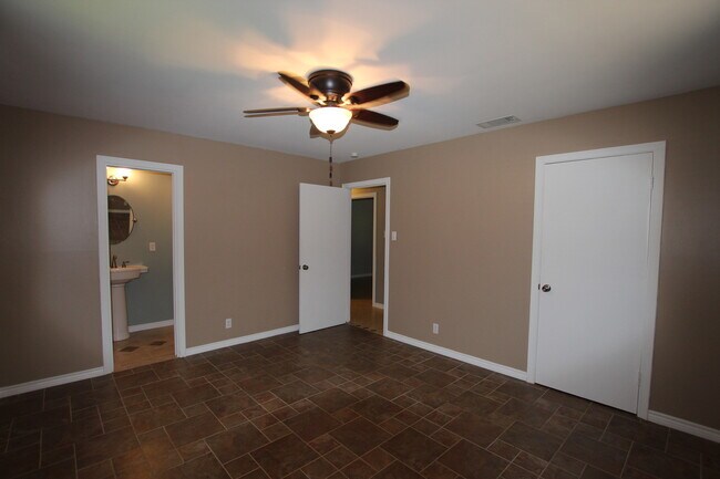 Building Photo - 2930 Williamsburg Dr
