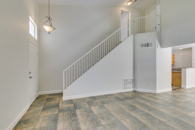 Building Photo - Modern 2 Bed, 2.5 Bath Henderson Townhome
