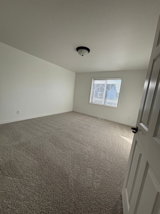 Building Photo - 3 Bedroom 3 Bathroom Townhomes