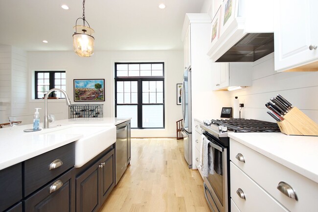 Building Photo - Beautiful, Custom-Built Pet-Friendly Lochlyn Hill Home