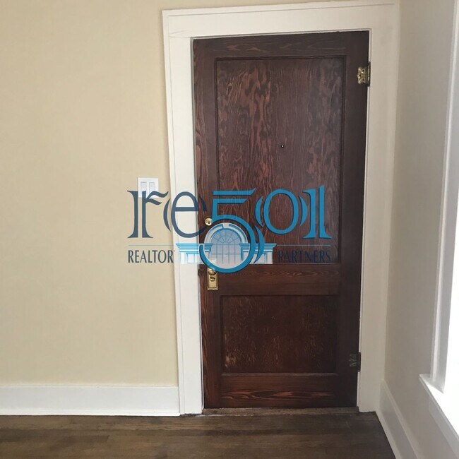 Building Photo - *New Price*  Newly Renovated Immaculate Co...