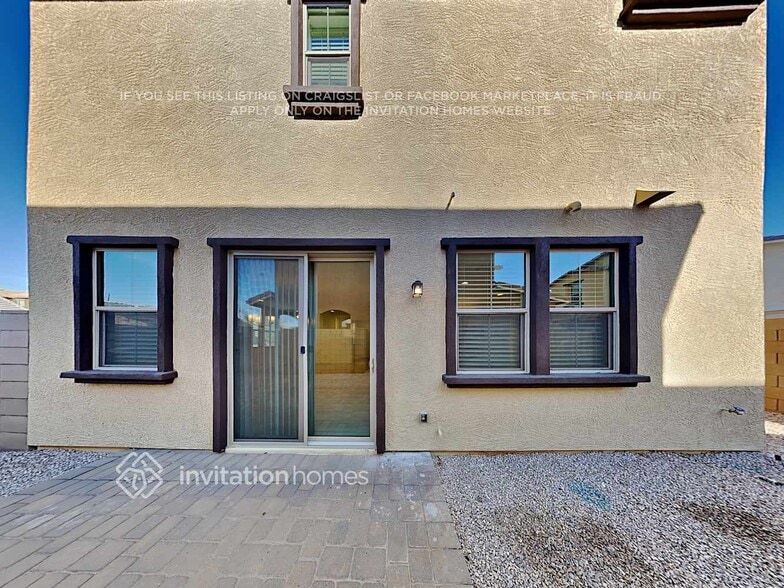 Building Photo - 326 N Sandal