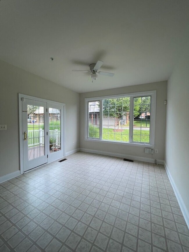 Building Photo - SPACIOUS TH IN CLARKSBURG