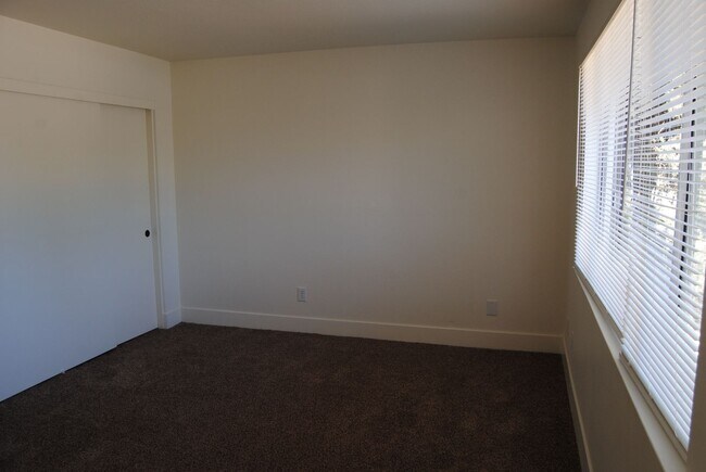 Building Photo - 2401 Bernice Ct