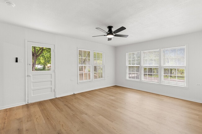 Building Photo - 3004 Reuter Ave