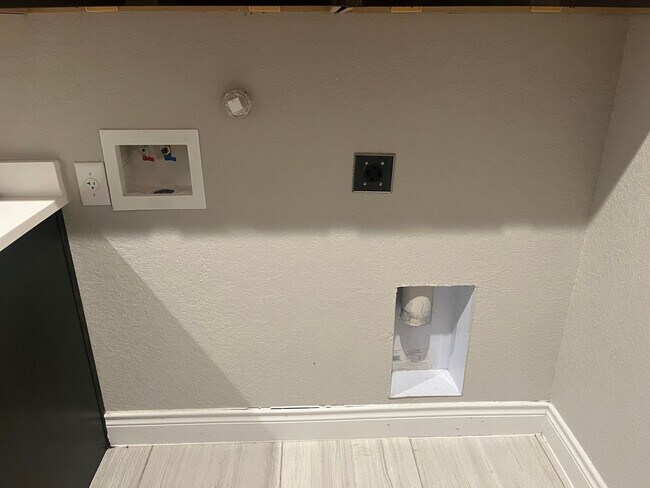 Building Photo - 4815 Viewcrest Rd