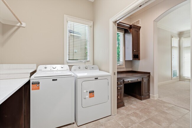 Building Photo - 9638 Zarda Dr