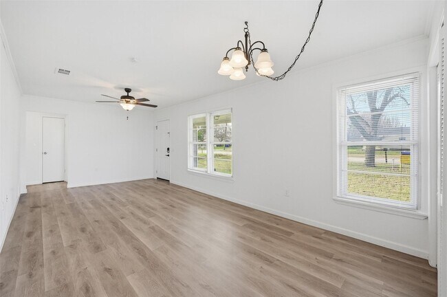 Building Photo - 418 Russell St