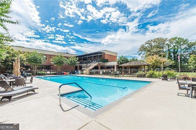 Building Photo - 300 Johnson Ferry Rd