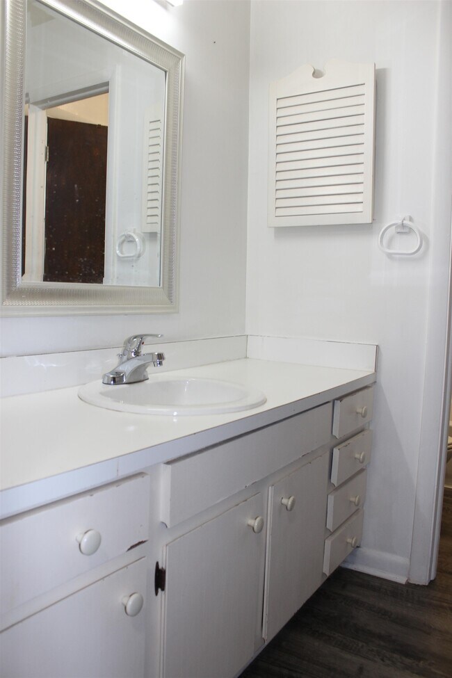 Building Photo - 409 Westwood Dr