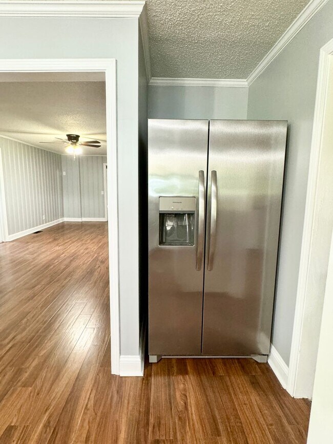 Building Photo - Move in ready! Fully Renovated with attent...