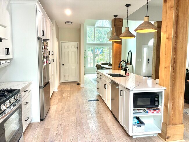 Building Photo - 427 Lakeview Dr