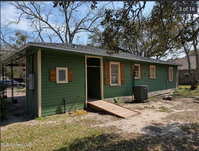 Building Photo - 2233 5th Ave