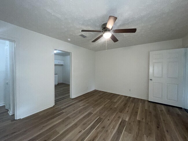 Building Photo - 2504 Danson St