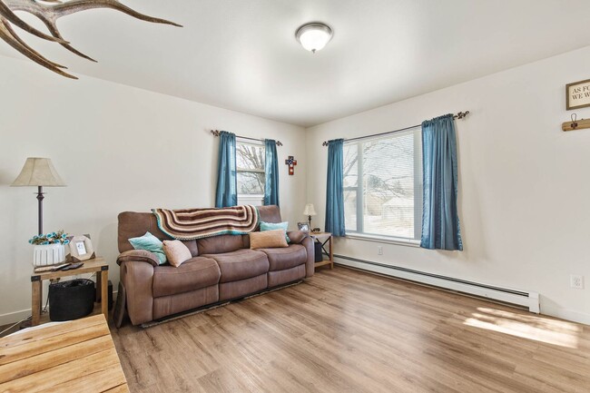 Building Photo - Great Three Bedroom Condo in Belgrade!