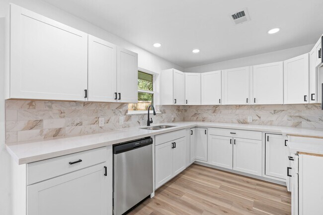 Building Photo - 18049 Martin Dr