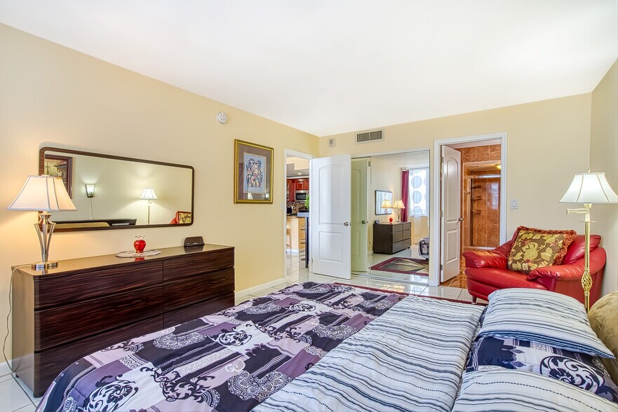 bedroom - 2030 S Ocean Dr