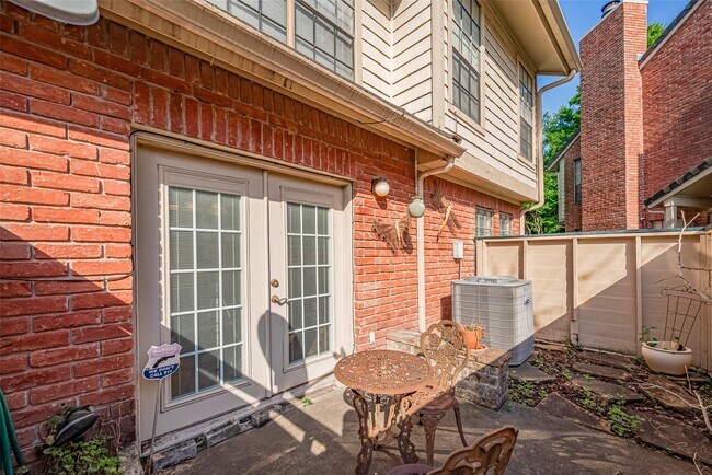 Building Photo - 2211 S Kirkwood Rd