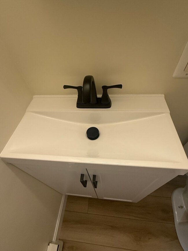 Building Photo - Bright & Modern 1 Bedroom Condo in quiet, ...