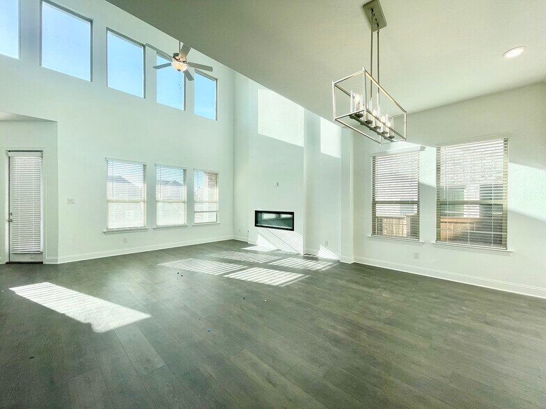 Building Photo - 16643 Chadwell Dr