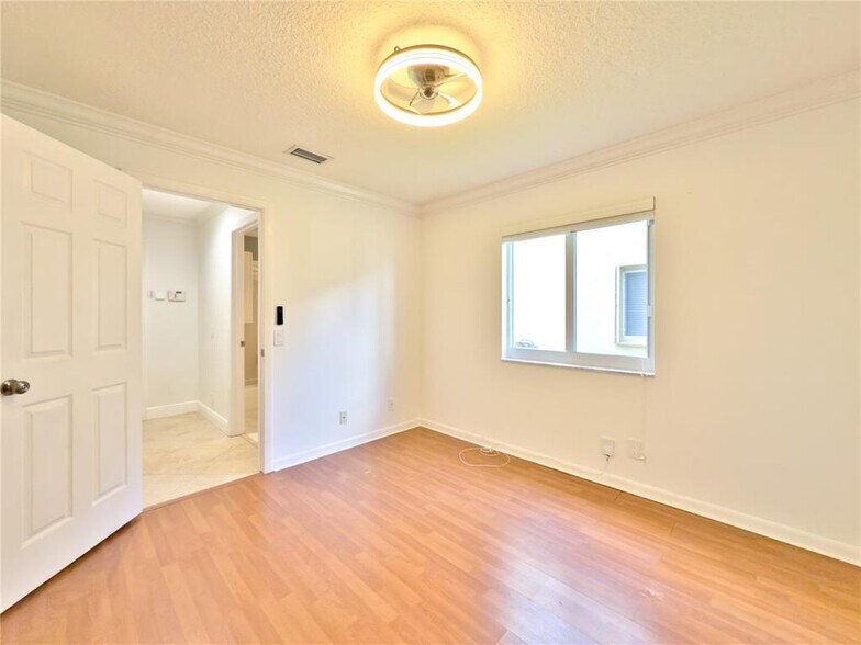 Building Photo - 1583 Presidio Dr